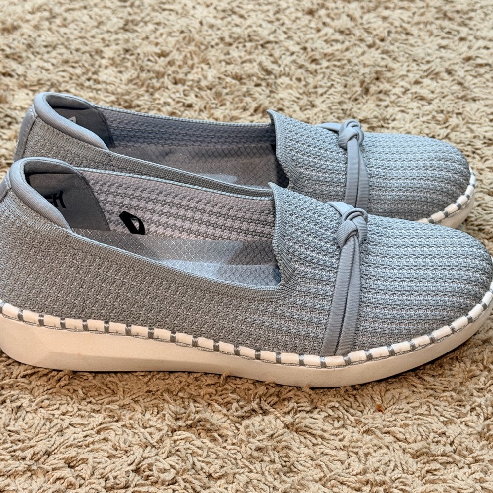 Skechers Women's Wide Slip-On Casual Shoes AC2 Gray Size 7 Store Display Pair